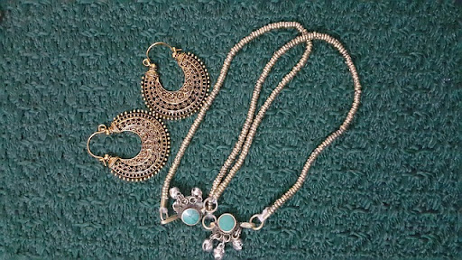 Necklace and earrings 