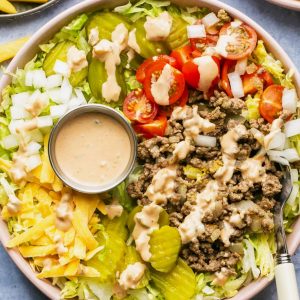 "Famous burger" salad is a great way to get the taste of a fast food burger without the bun, additives and other unhealthy ingredients.