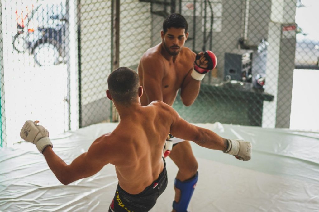 2 men boxing