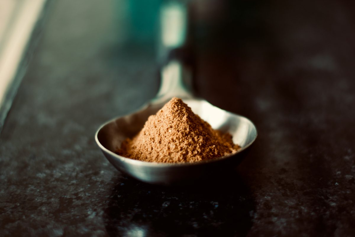 brown powder kratom in a spoon