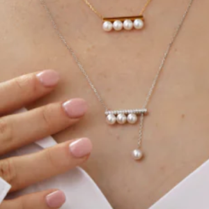 How to Wear a Pearl Necklace Casually in a Modern Way