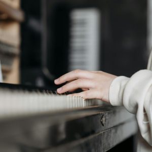 How Piano Lessons Enhance Creativity and Focus