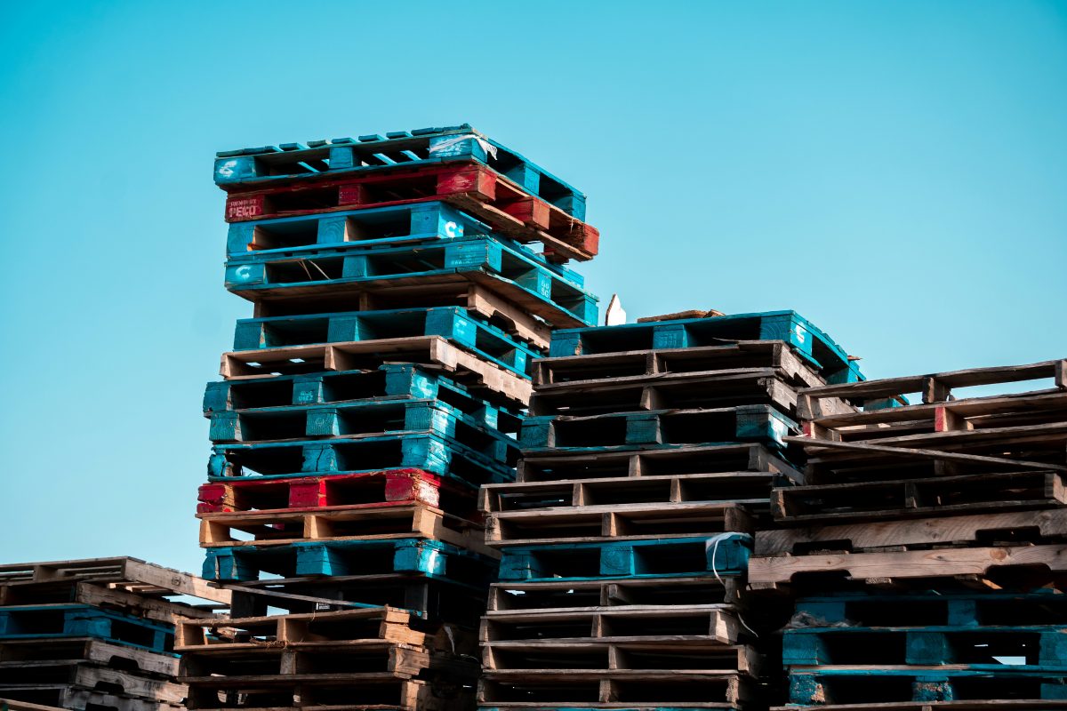 https://unsplash.com/photos/a-pile-of-wooden-pallets-stacked-on-top-of-each-other-BoFRFnzE5Gk