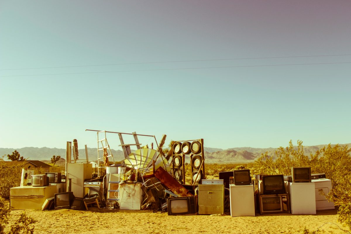 https://unsplash.com/photos/home-appliance-in-the-middle-of-the-desert-during-daytime-5IJ9UaT6tLk 