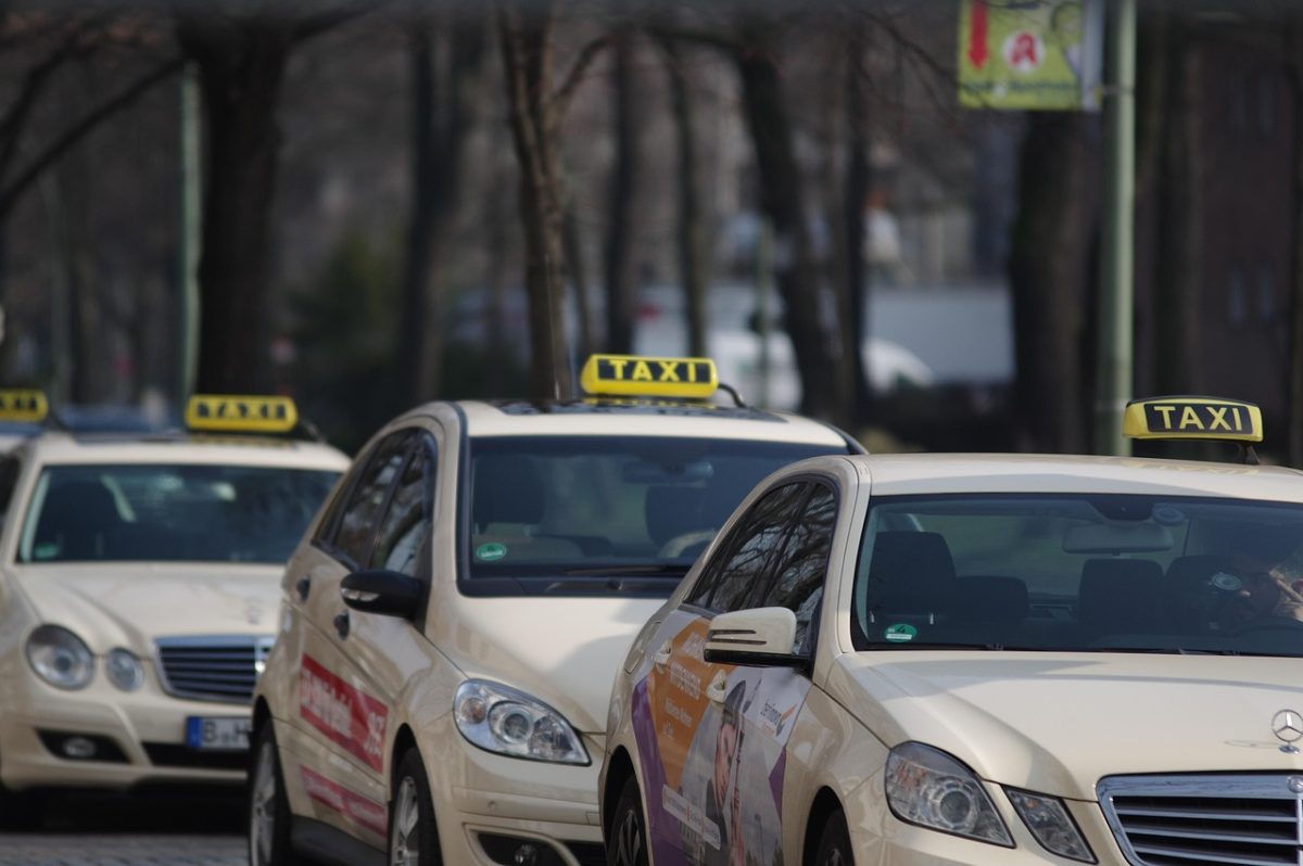 How Taxi and Car Services Enhance Montreal's Nightlife Experience