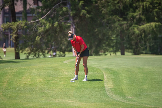 Junior Ellyn Burchfield putting at the Germantown tournament.