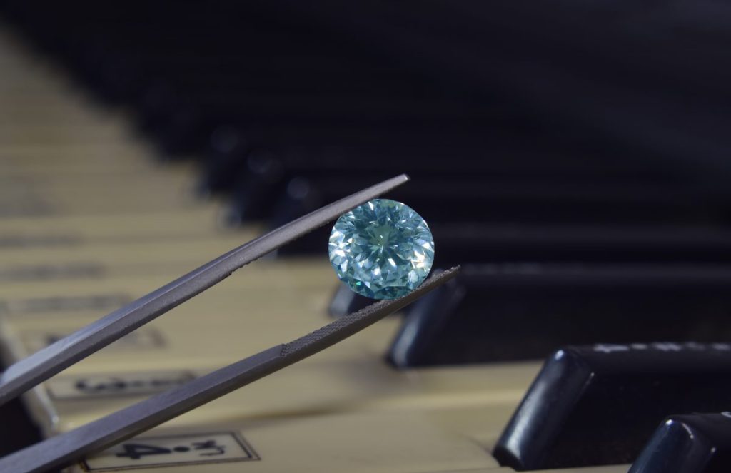 close up of a tool holding a diamond