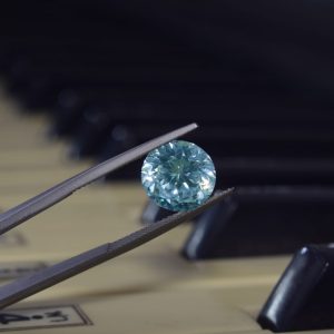 close up of a tool holding a diamond