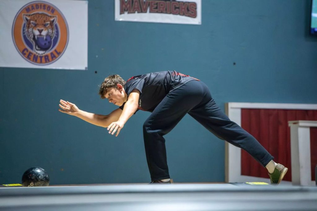 Clinton bowling teams finish season at state tourney