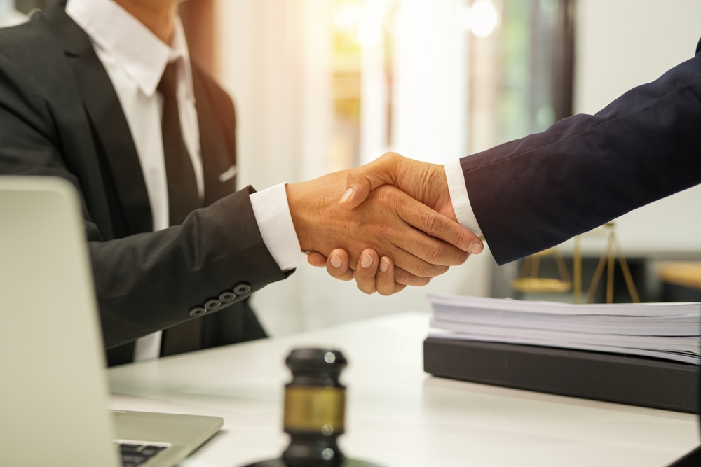 Judge,On,Wooden,Table,And,Experienced,Lawyers,Meet,With,Clients