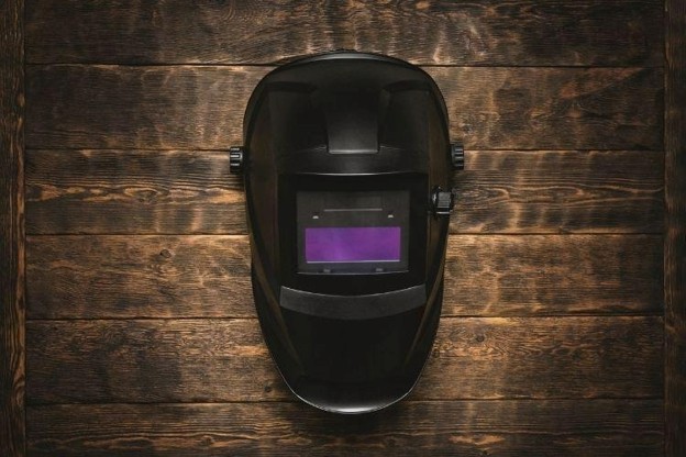 Welding helmet with purple welding lens